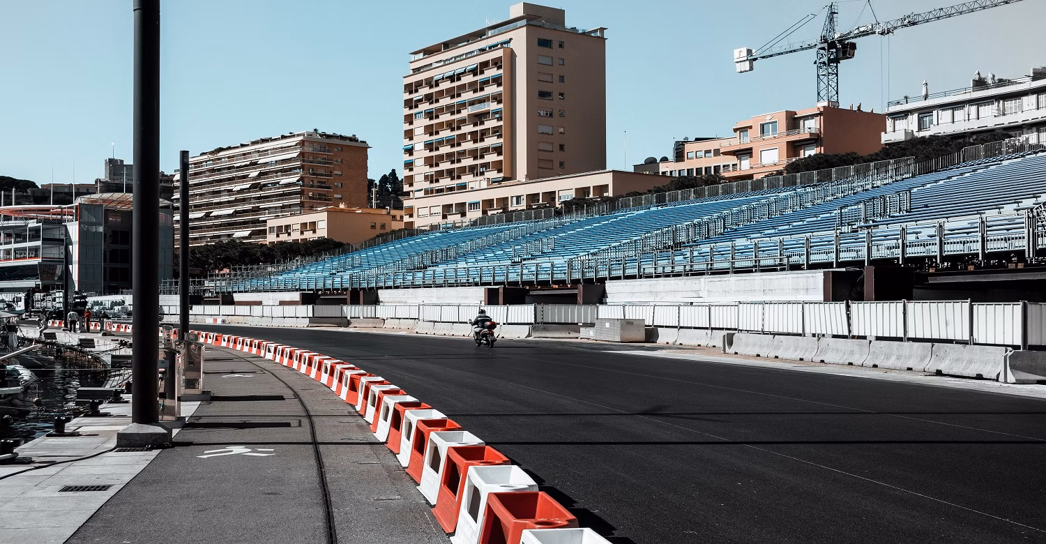 Empty-grandstand-on-f1-track-in-Monaco-1500×780